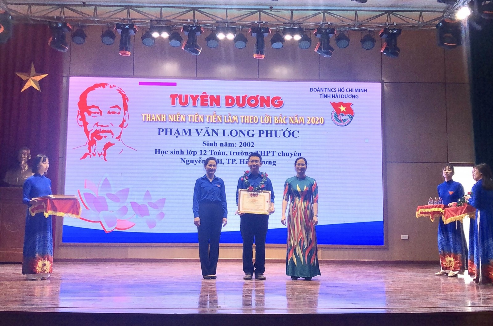 Phạm Văn Long Phước nhận danh hiệu Thanh niên tiên tiến làm theo lời Bác năm 2020